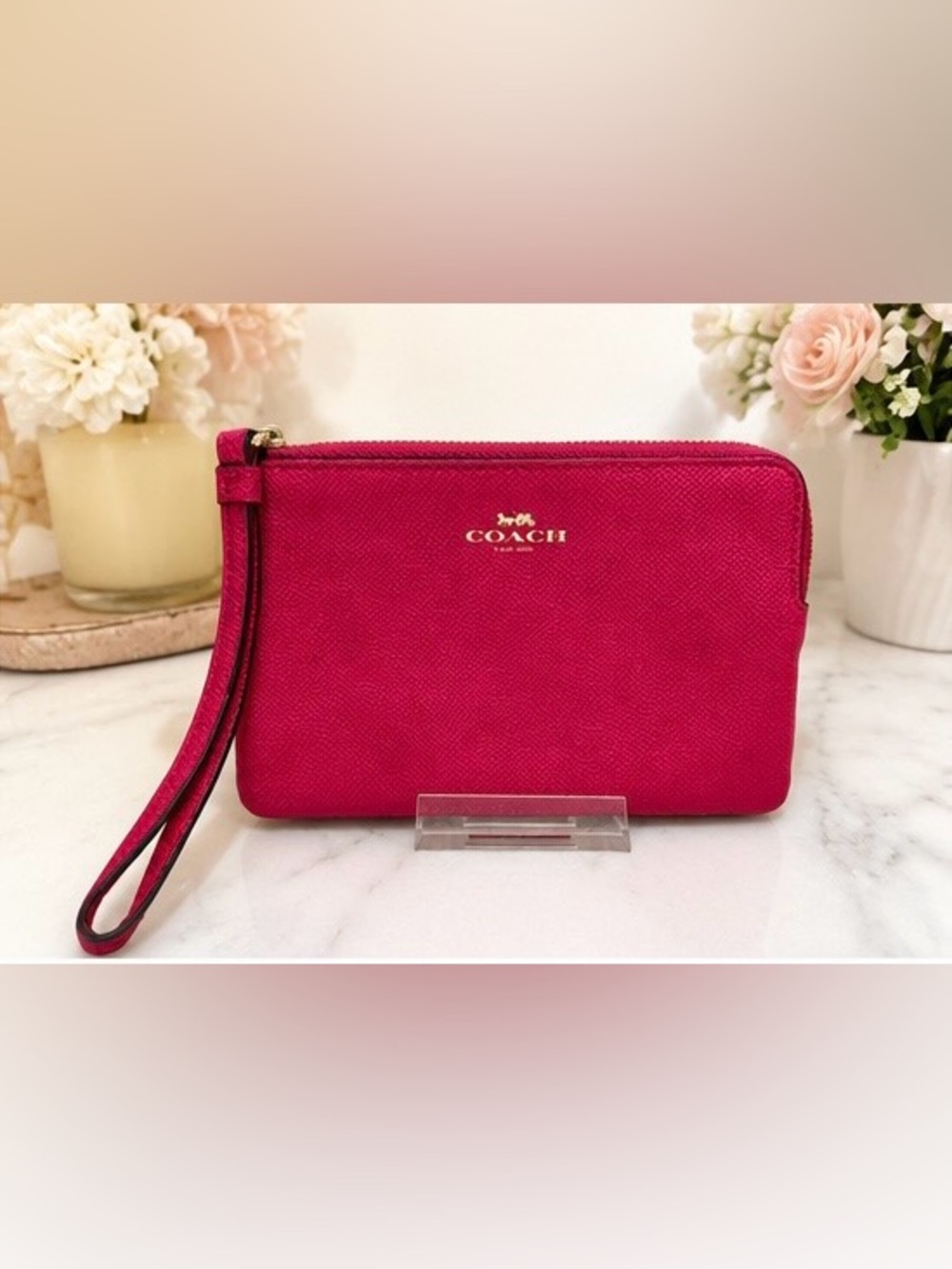 COACH HOT PINK SAFFIANO LEATHER
ZIP WRISTLET POUCH EUC